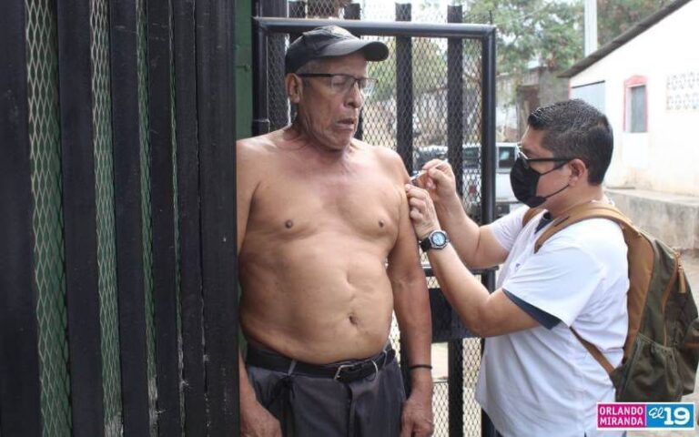 Aplican esquema de vacunación del 2023 a familias del barrio Hugo Chávez