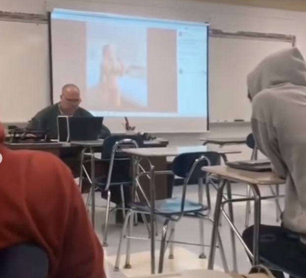 Maestro es captado viendo mujeres sensuales durante la clase