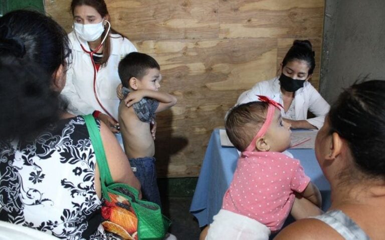 Brindan atención médica a familias de barrio El Recreo en Managua