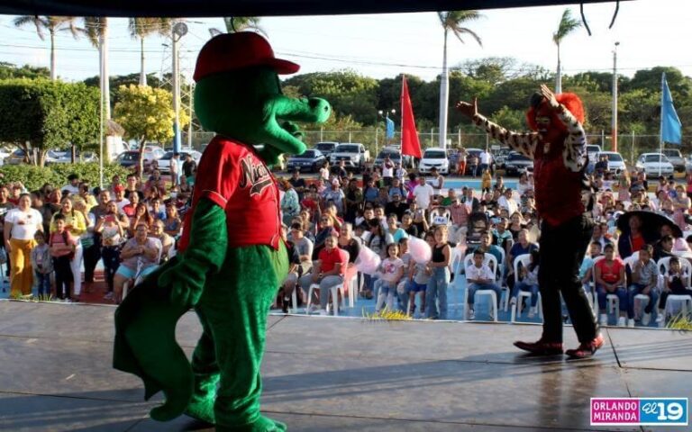 Familias disfrutan del Payaso Pipo en el Puerto Salvador Allende