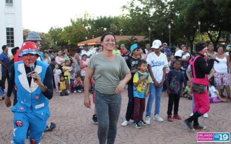 Familias disfrutan de juegos tradicionales en la Plaza de la Revolución