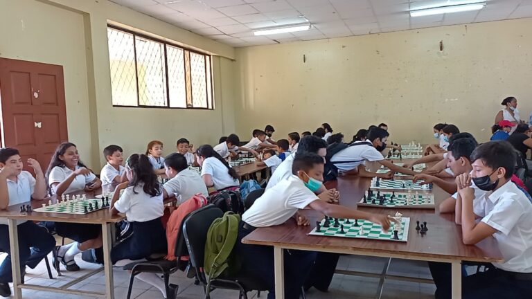 Estudiantes participan en torneo mixto de ajedrez