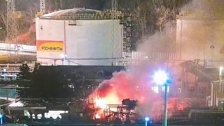 Incendio cerca de un depósito de petróleo de Rusia