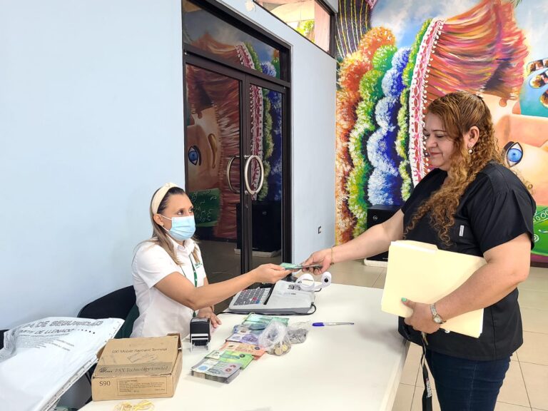 Trabajadores de educación reciben su salario de marzo