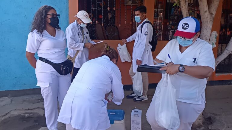 Familias del barrio San Sebastián se vacunan contra la Covid 19