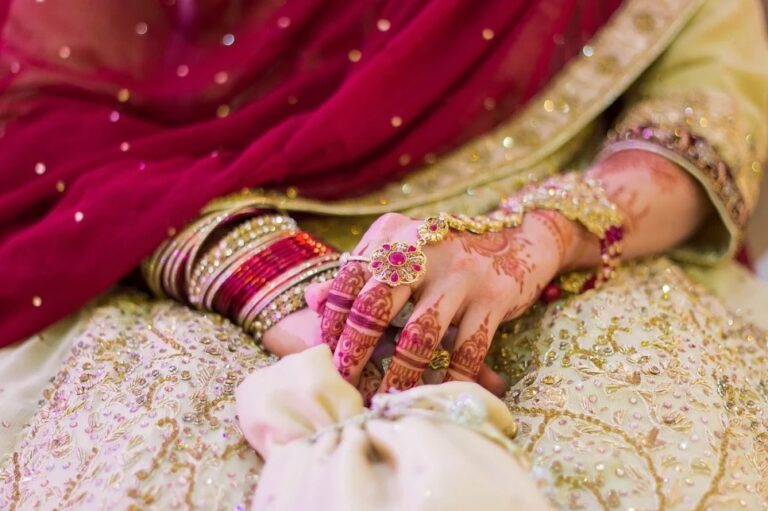 Novia muere el día de su boda y la reemplazan con su hermana