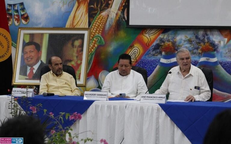 Realizan foro sobre la vida y legado del Comandante Chávez