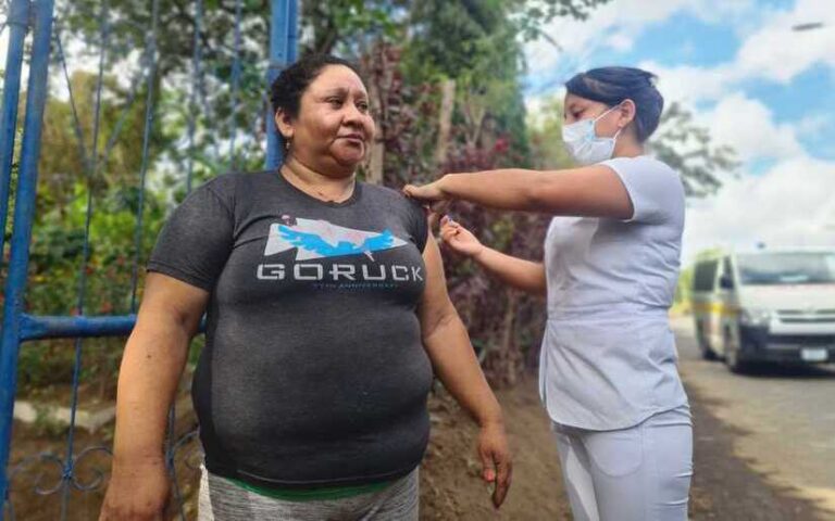 Familias de Ticuantepe se vacunan contra la Covid-19