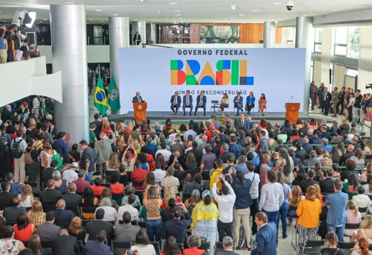 Lula firma nuevo programa Bolsa Familia