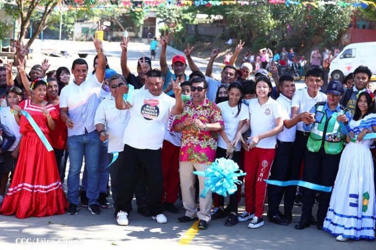 Entregan proyecto de mejoramiento vial a las familias del barrio Sócrates Sandino
