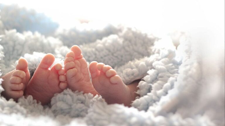 Madre no sabe como distinguir a sus gemelos