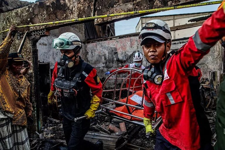 Incendio deja 17 fallecidos y decenas de heridos en Yakarta