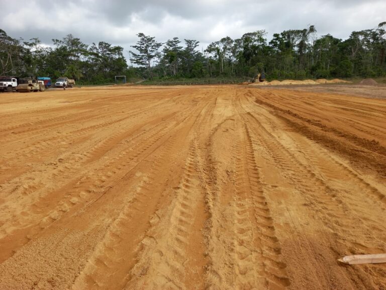 Instalan grama en el estadio de fútbol en Bluefields