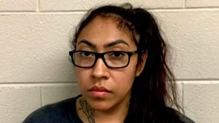 Retiran cargos a mujer que tuvo un hijo con un adolescente de 13 años