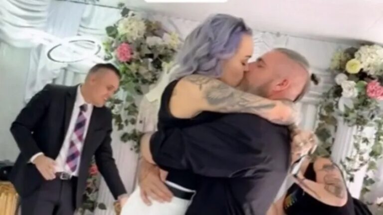 Mujer se casa con su padrastro