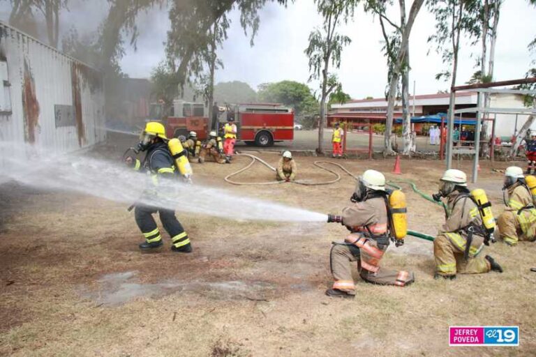 Mujeres bomberas demuestran sus habilidades