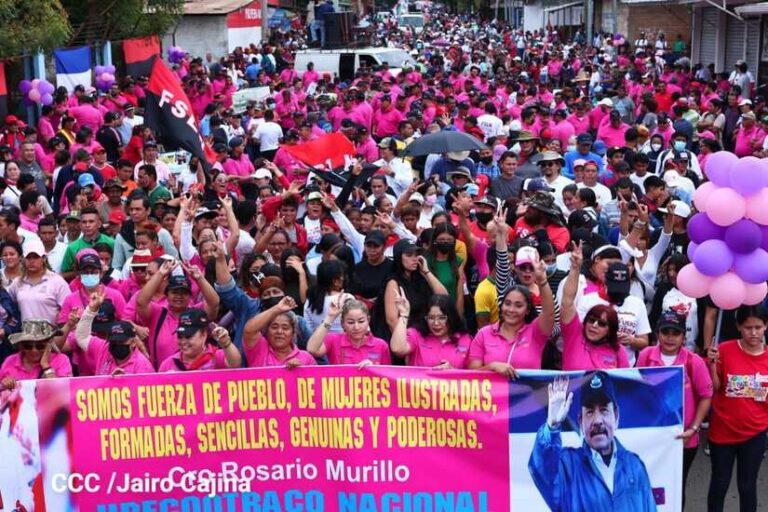 Familias participan en caminata “Mujeres Heroínas de la Revolución”