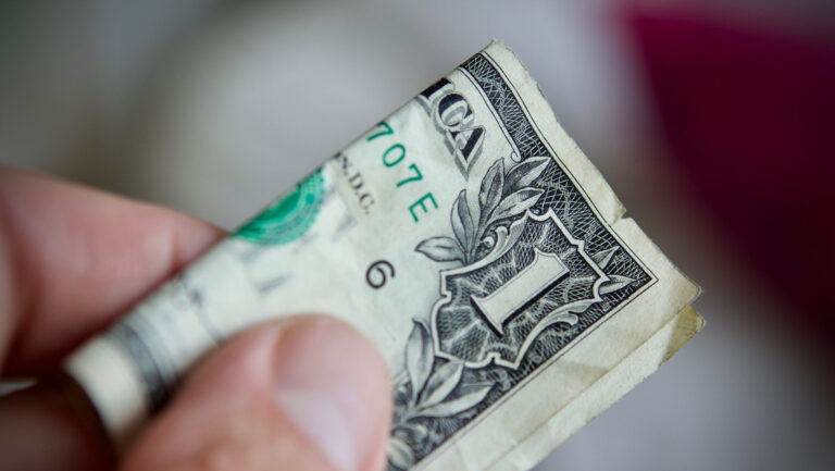 Pide con cortesía un dólar en un banco para que lo encarcelen