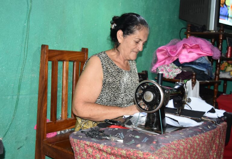 Mujeres inician curso de costura creativa en Somoto