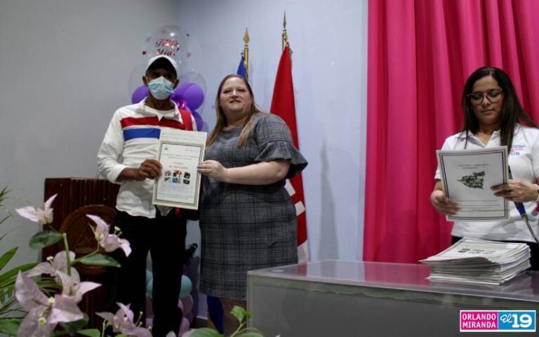 Entregan títulos de propiedad a reiterados del EPS y MINT