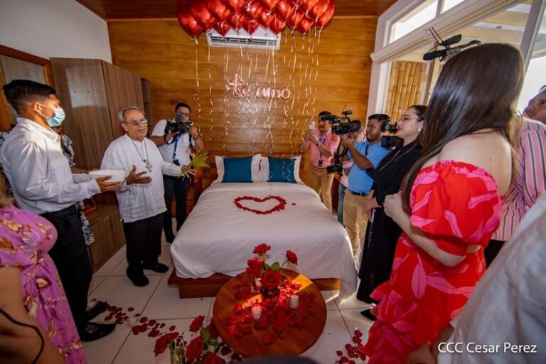 Inauguran 4 cabañas en la Isla del amor