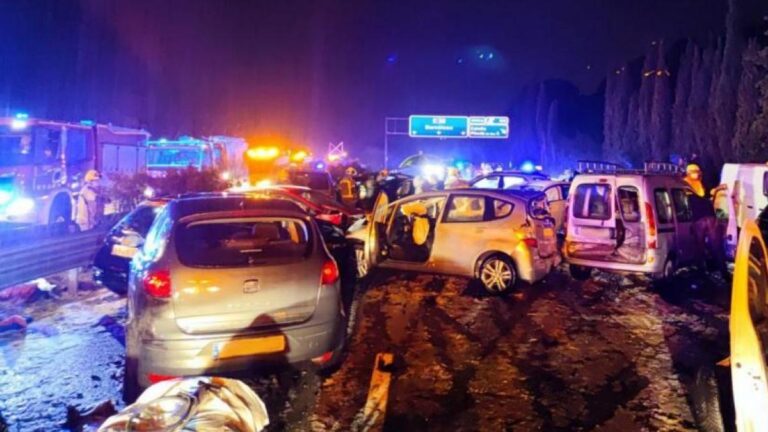 Cerca de 20 vehículos chocan en una autopista de Rusia