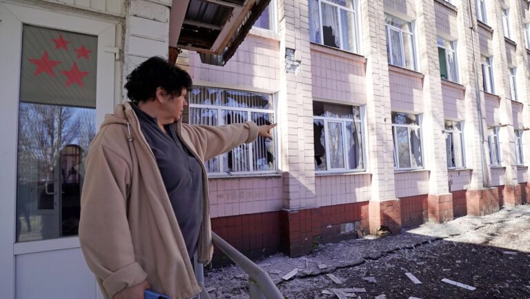 Fuerzas ucranianas bombardean escuela en Donetsk