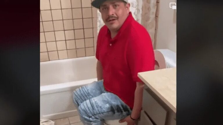 Hombre utiliza su trasero para limpiar un inodoro