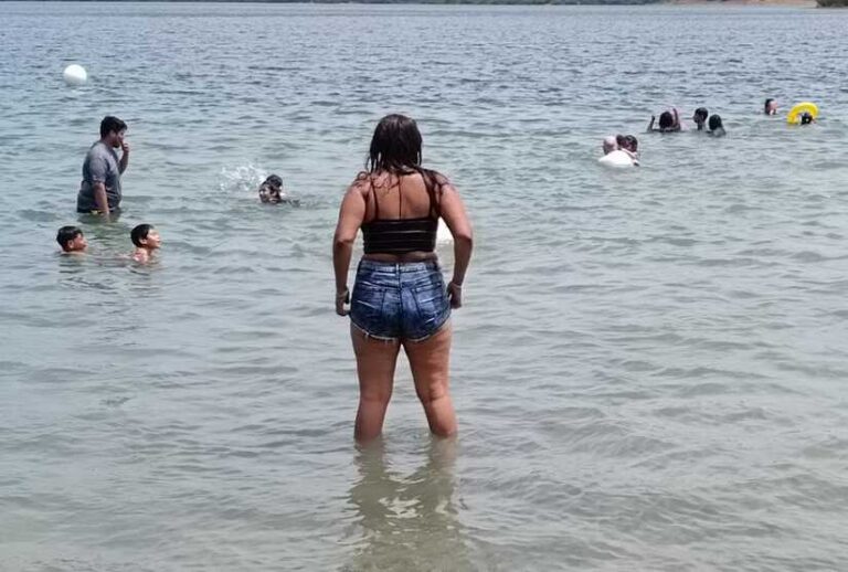 Turistas visitan la Laguna de Xiloá