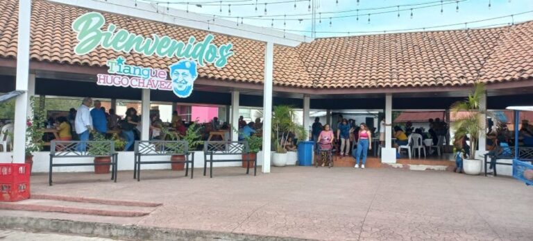 Tiangue Hugo Chávez con todos los platillos de Cuaresma