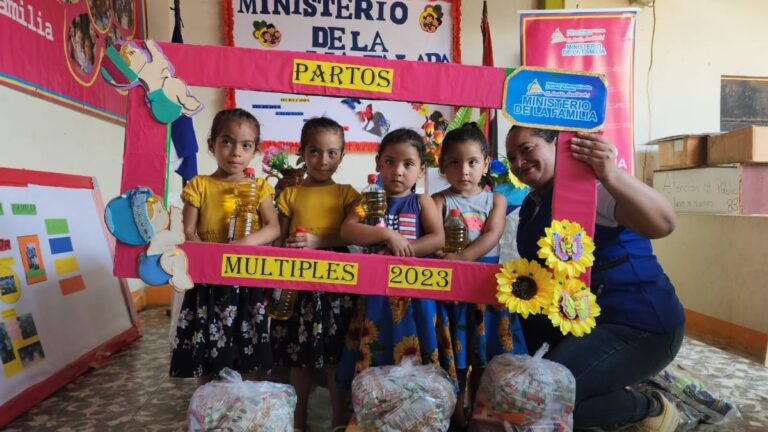MIFAM entrega paquetes alimenticios a madres de partos múltiples en Jalapa