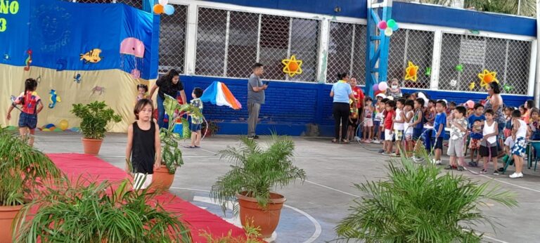 Niños de preescolar participan en pasarela de verano