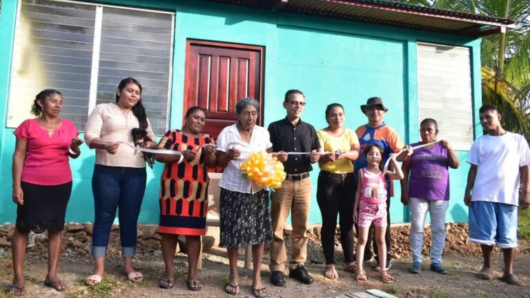 Entregan viviendas dignas a familias de Bluefields