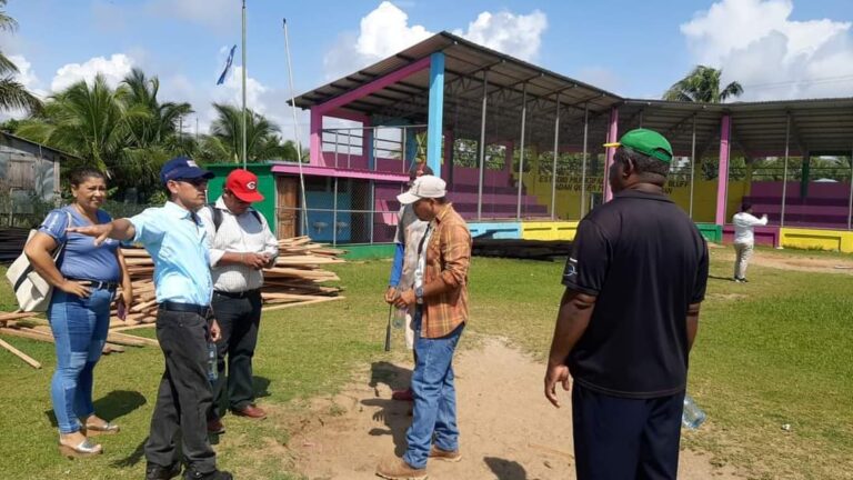 Avanzan las mejoras en el estadio “Adan Queen Mooses” del Puerto El Bluff