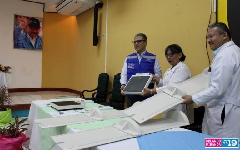 OPS entrega al MINSA 64 básculas y bolsos