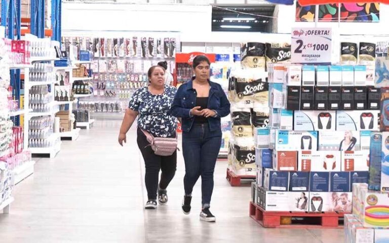 Comerciantes del Mercado Oriental esperan con ansias a las familias