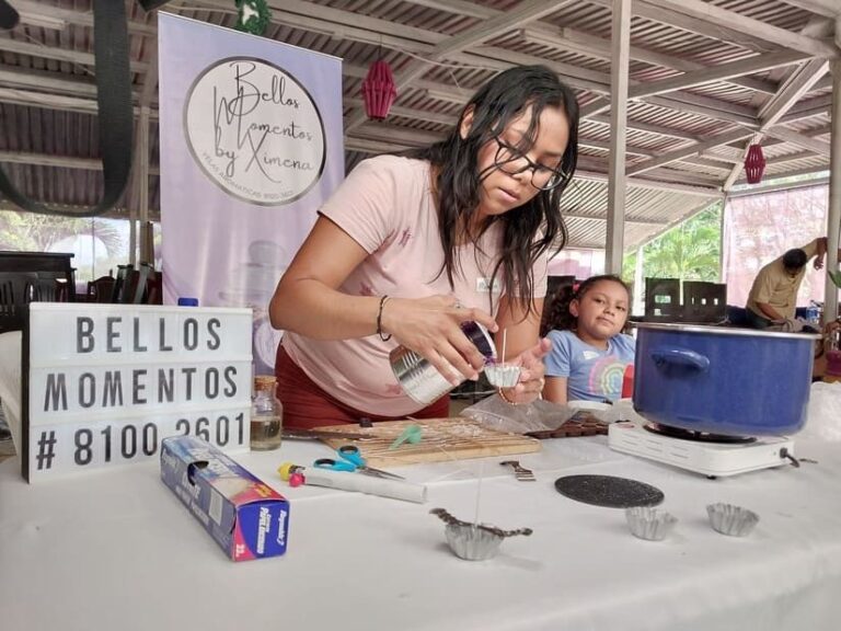 Emprendedores participan en Curso de Elaboración de Velas Aromáticas