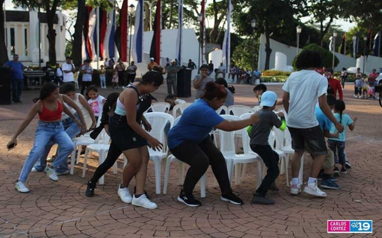 Niños disfrutan de una tarde recreativa