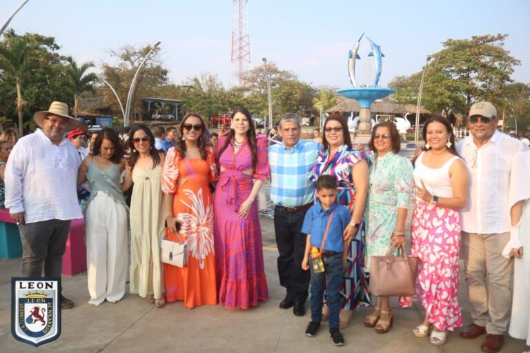 Familias de León inauguran un paseo marítimo y una fuente luminosa