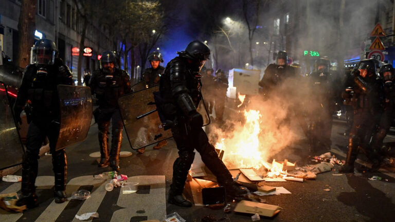 Arrestan a 17 manifestantes en Francia
