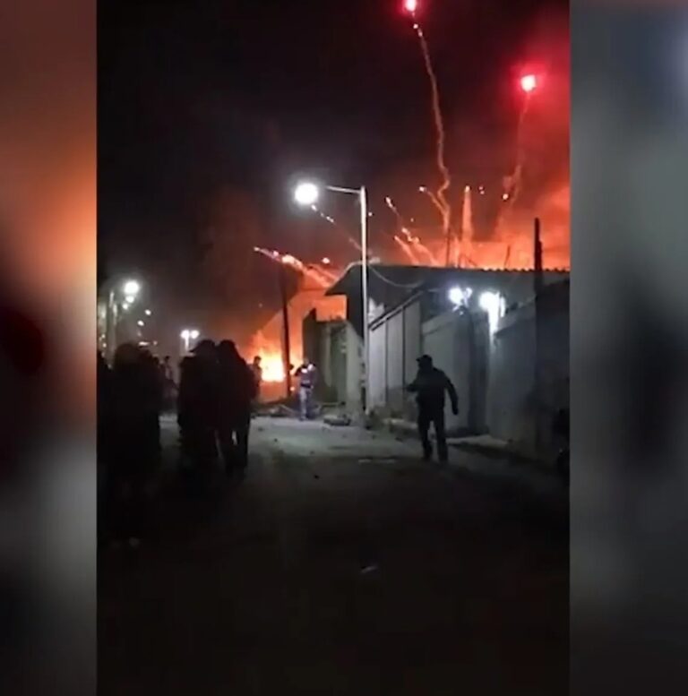 Mueren 7 personas tras explosión de un taller de pirotecnia en México