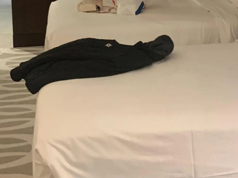 Descubre una infidelidad por pequeño detalle en una fotografía