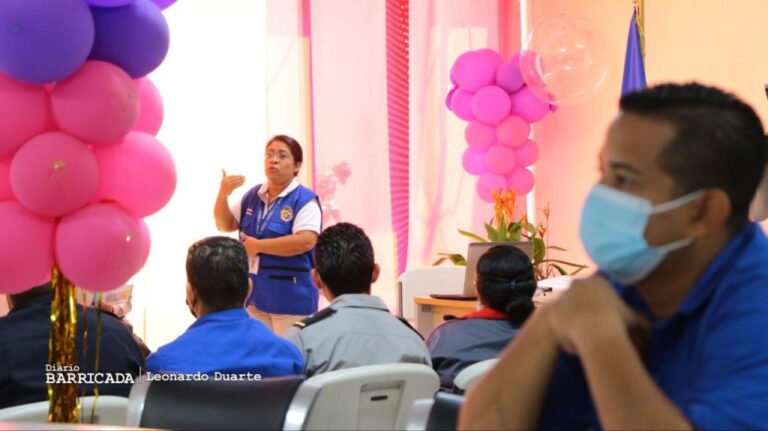 Presentan cartilla del Adulto Mayor a funcionarios del Ministerio de Gobernación