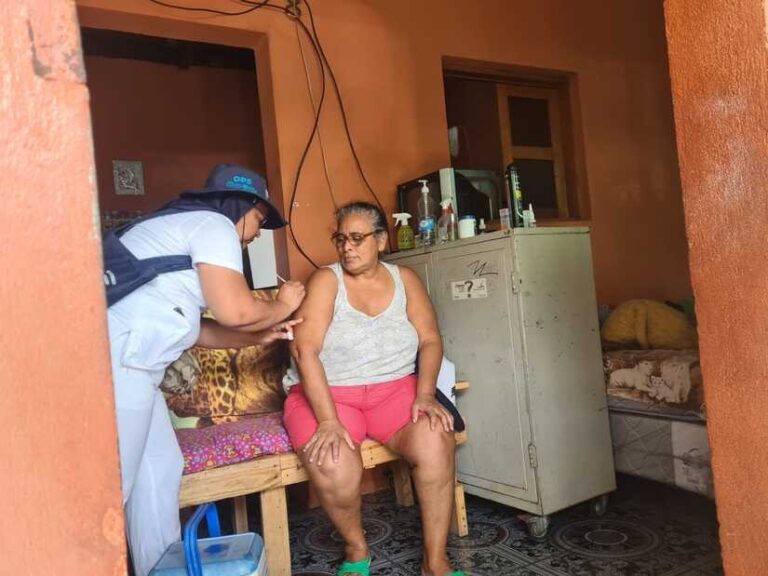 Familias del barrio Rafael Ángel Ríos son vacunadas contra el Covid-19