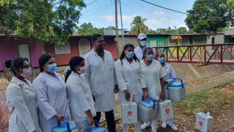 Inmunizan contra la Covid19 a familias del barrio Jardines de Veracruz