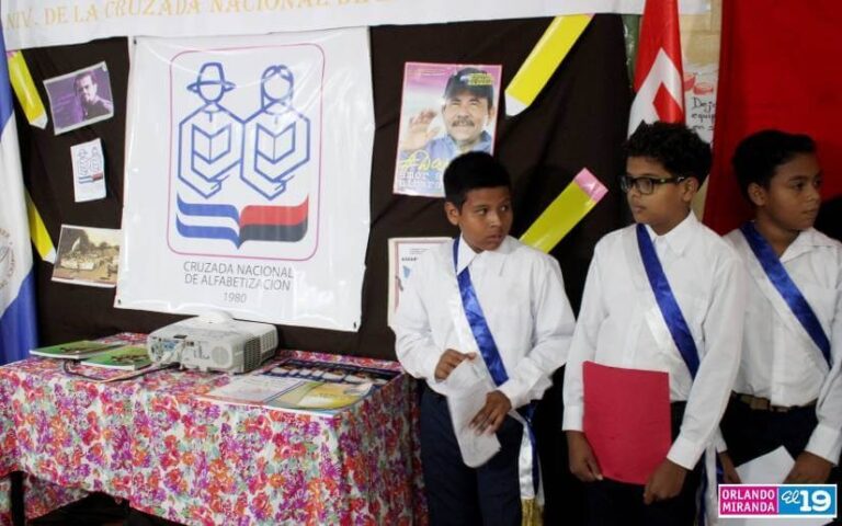 Estudiantes saludan el 43 Aniversario de la Gran Cruzada Nacional de Alfabetización