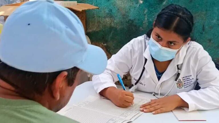 Clínica Móvil se traslada al barrio Villa Nueva para atender a las familias