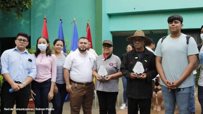 Entregan Orden Estudiantil Julio Buitrago Urroz a los profesores Orlando Pineda y Eveling Vanegas