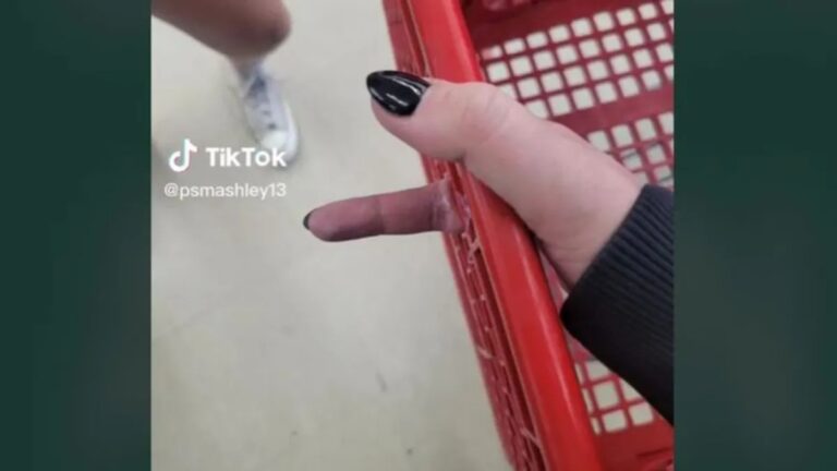 Queda atrapada en carrito de supermercado