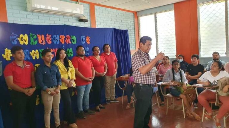 Docentes de primaria reciben capacitación del idioma inglés